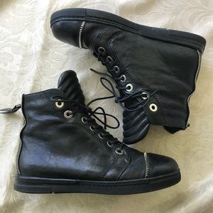 EDGY STUART WEITZMAN BOOTIES